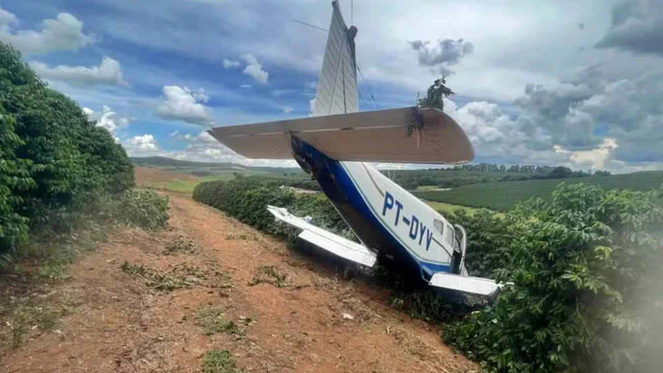 Avião de pequeno porte posa em cafezal em Minas Gerais