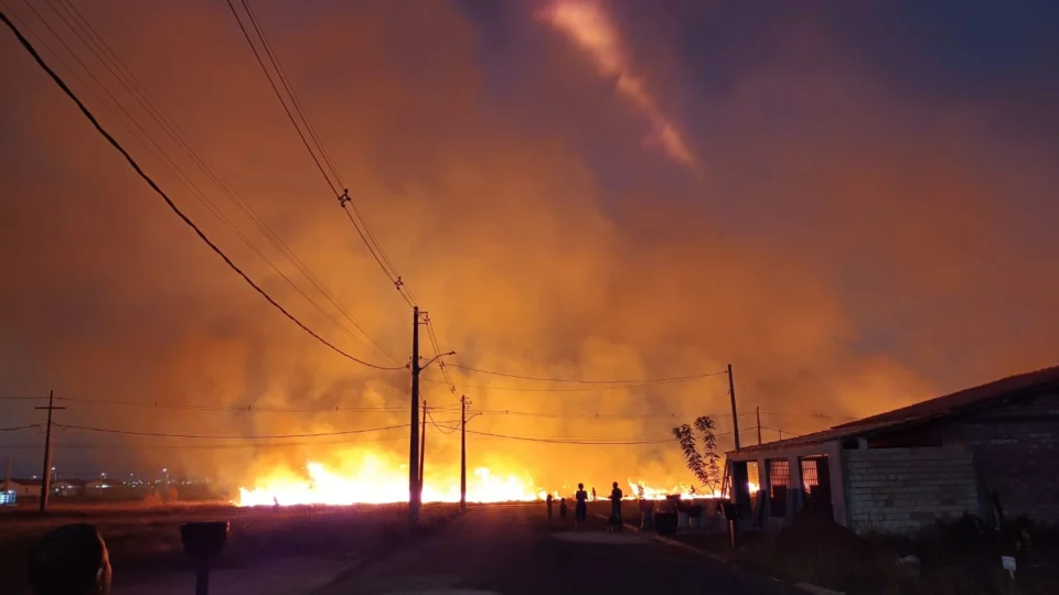 Em RR: Incêndio de grande proporção no bairro Murilo Teixeira