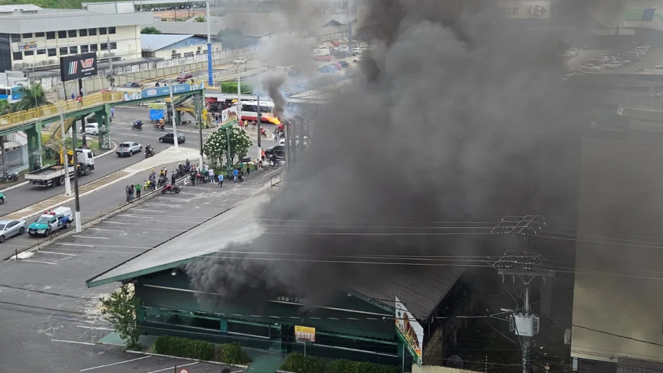 VÍDEO: incêndio atinge restaurante na data de aniversário de 23 anos, em Manaus