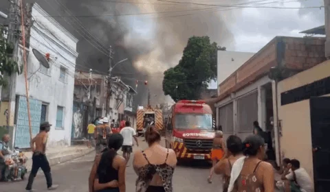 Trinta casas foram atingidas pelo incêndio no centro de Manaus, diz Corpo de Bombeiros
