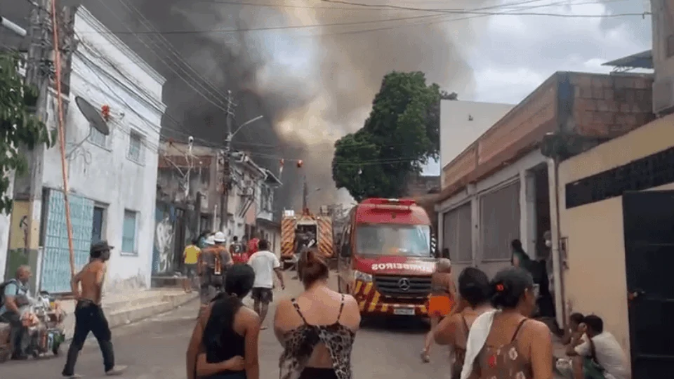 Trinta casas foram atingidas pelo incêndio no centro de Manaus, diz Corpo de Bombeiros