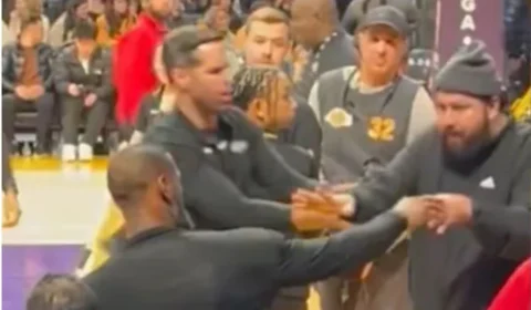Lebron James empurra torcedor em partida do Lakers; assista o vídeo