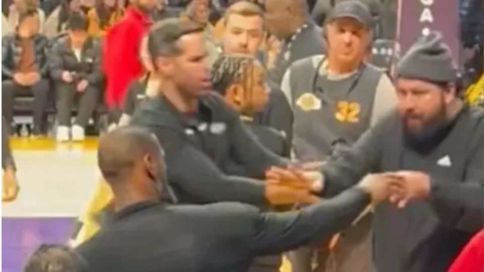 Lebron James empurra torcedor em partida do Lakers; assista o vídeo