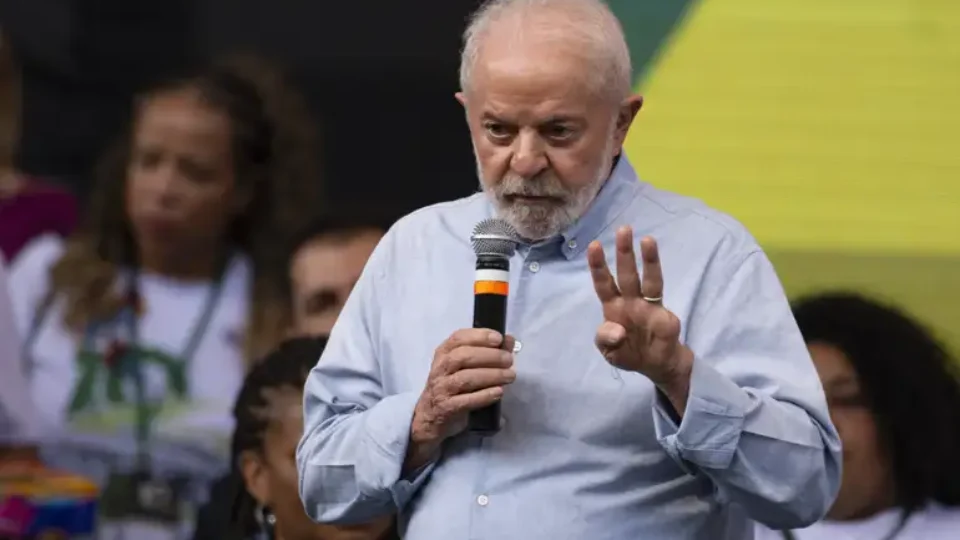 Lula mantém acesso a fuzis para uso pessoal de militares