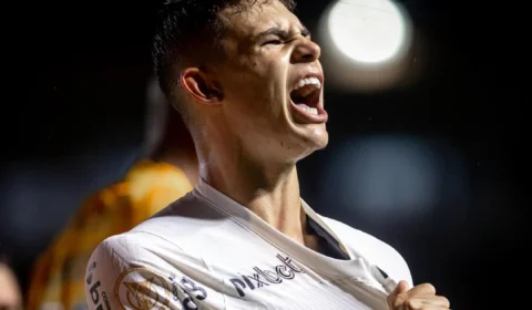 Perto de acertar sua saída do Corinthians, Moscardo anuncia cirurgia no pé