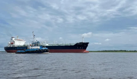 Navio fundeado há 23 dias no rio Amazonas volta a Manaus; confira