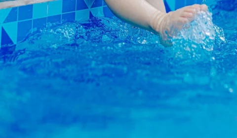 Bebê de 1 ano morre afogada após se enrolar em lona de piscina em GO