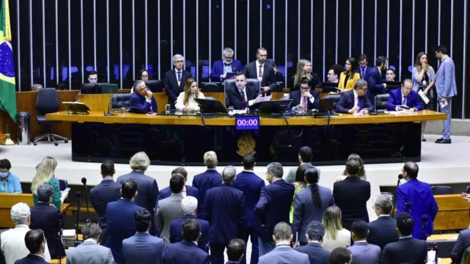 Parlamentares articulam derrubar veto a corte de Lula em emendas