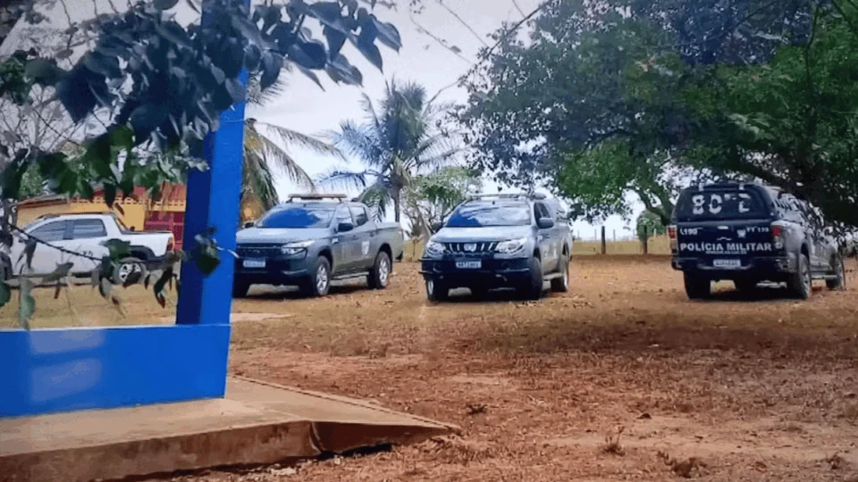 PM encontra ringue de rinha e 204 galos feridos em fazenda de ex-senador de RR