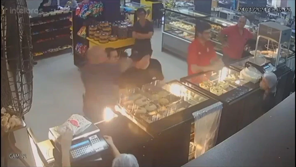 VÍDEO: PM agride homem com cotovelada em fila de padaria em Jacareí-SP