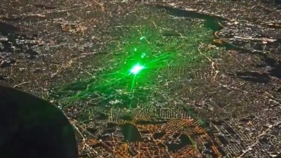 VÍDEO: laser é apontado para avião em sobrevoo por São Paulo 