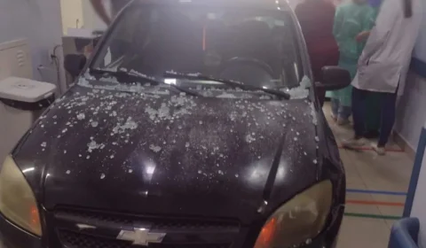 VÍDEO: revoltada com atendimento, mulher invade de carro recepção de hospital no RJ