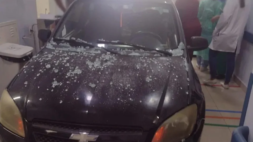 VÍDEO: revoltada com atendimento, mulher invade de carro recepção de hospital no RJ