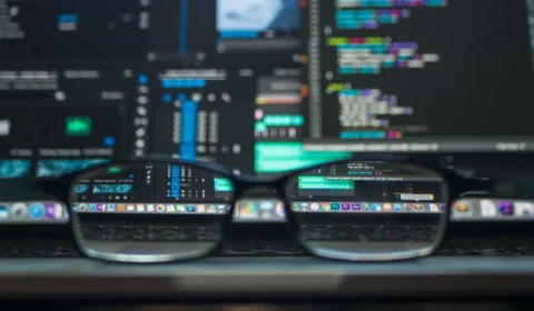 Robô ataca engenheiro em fábrica da Tesla nos EUA, aponta relatório