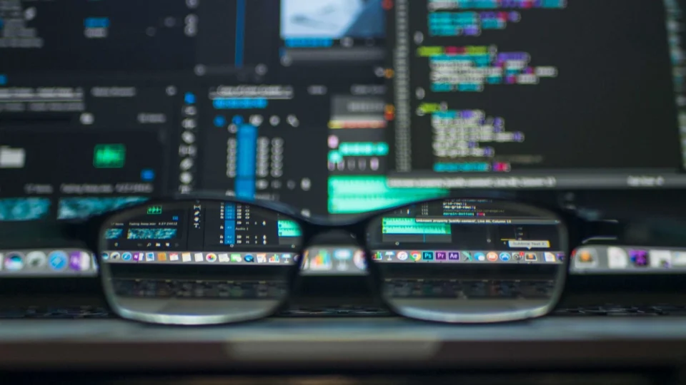 Robô ataca engenheiro em fábrica da Tesla nos EUA, aponta relatório