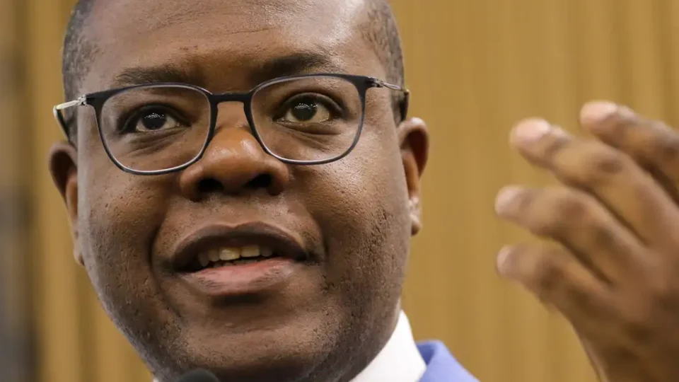 Após vítima de fake news se suicidar, ministro pede regulamentação das redes