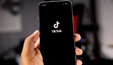 Vídeos para TikTok: o trabalhador é obrigado a participar de gravações das empresas?