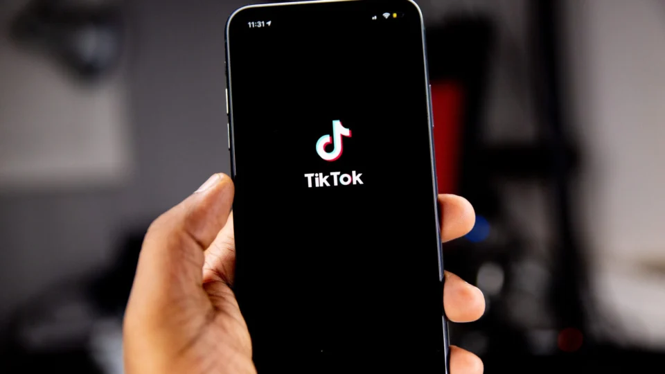 Vídeos para TikTok: o trabalhador é obrigado a participar de gravações das empresas?