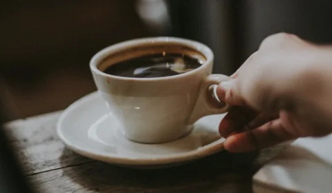 Quantas xícaras de café podemos tomar por dia? Veja indicação de especialista