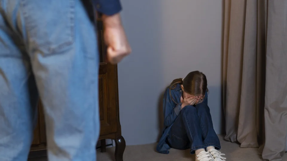 Menina de 10 anos diz ter sido chicoteada pela mãe em Lisboa