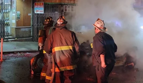 Multidão ateia fogo em carro autônomo da Waymo nos EUA