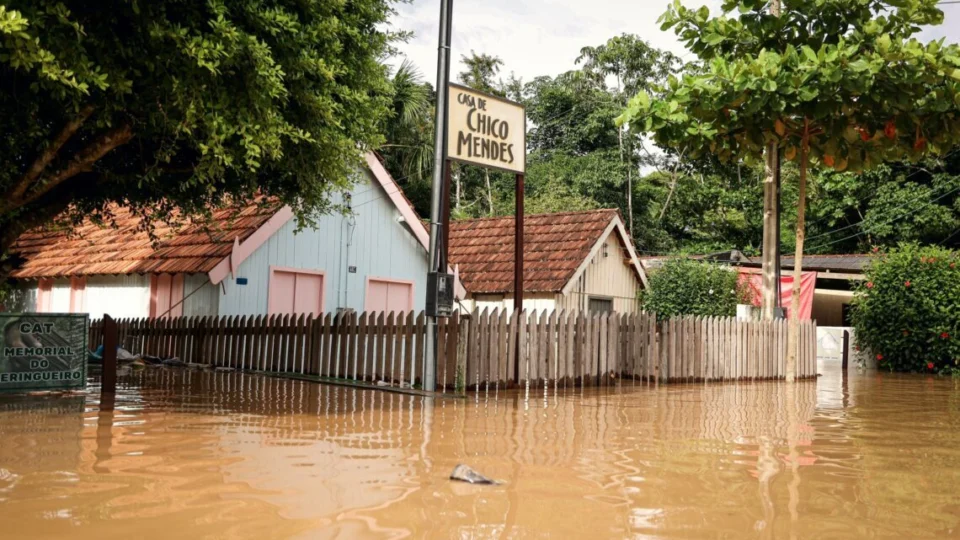 Casa de Chico Mendes, patrimônio histórico, é afetada pelas águas do Rio Acre