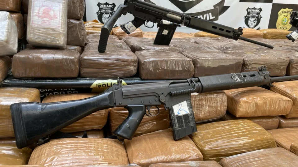 Armas e 1,5t de drogas avaliadas em R$ 24 milhões são detidas no AM