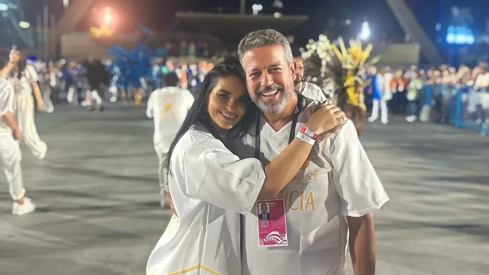 Lira desfila na Sapucaí homenageando capital de Alagoas