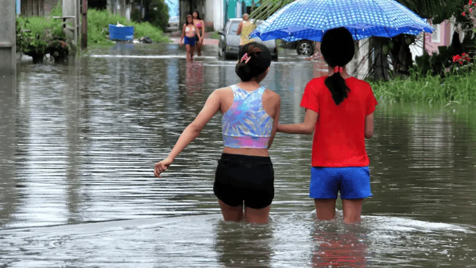 Chuva e estado de emergência: Macapá adia início das aulas