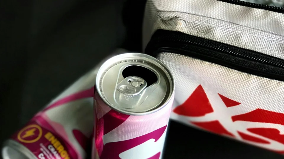 Adolescente morre após ingerir bebida energética com cocaína rosa na Espanha