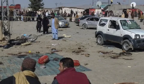 Explosões perto de escritórios de candidatos matam 22 pessoas no Paquistão