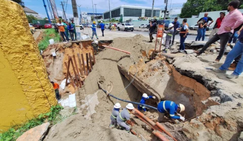 Cratera em Manaus: obra deve ser concluída na quarta (14)