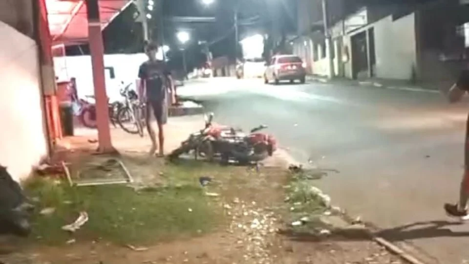 Motoboy fica ferido após colisão entre carro e moto no Acre