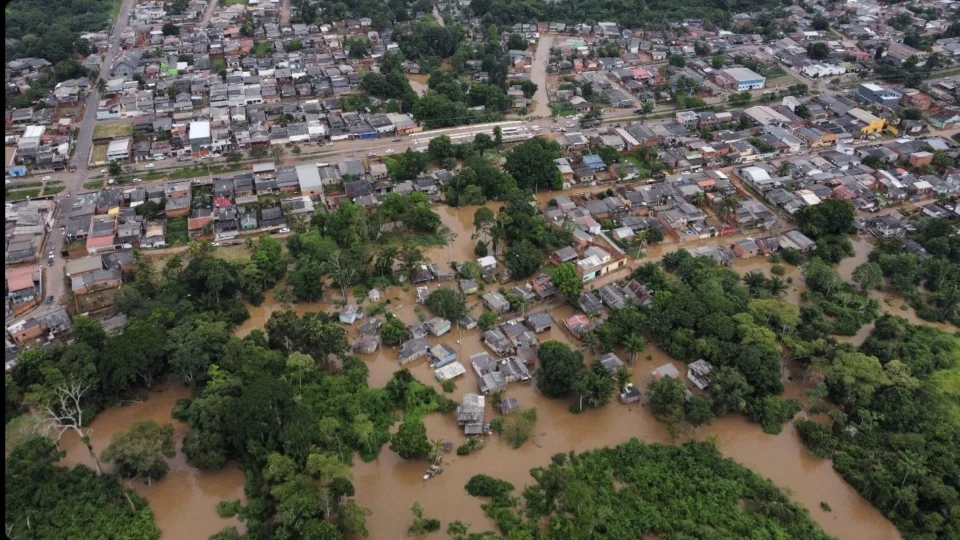 Rio Acre ultrapassa cota de alerta e famílias ficam desabrigadas no AC