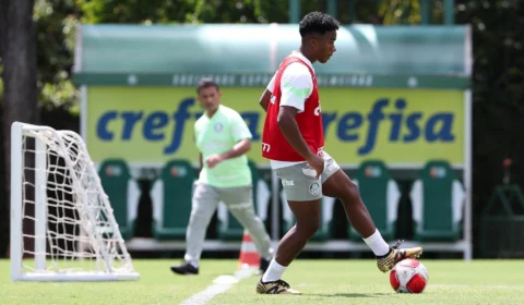 Endrick abre mão de folga e treina com Palmeiras