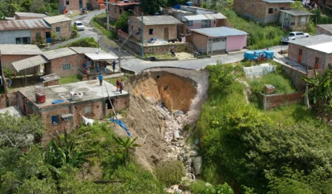 Em Manaus, acúmulo de lixo em tubos de drenagem resulta em cratera