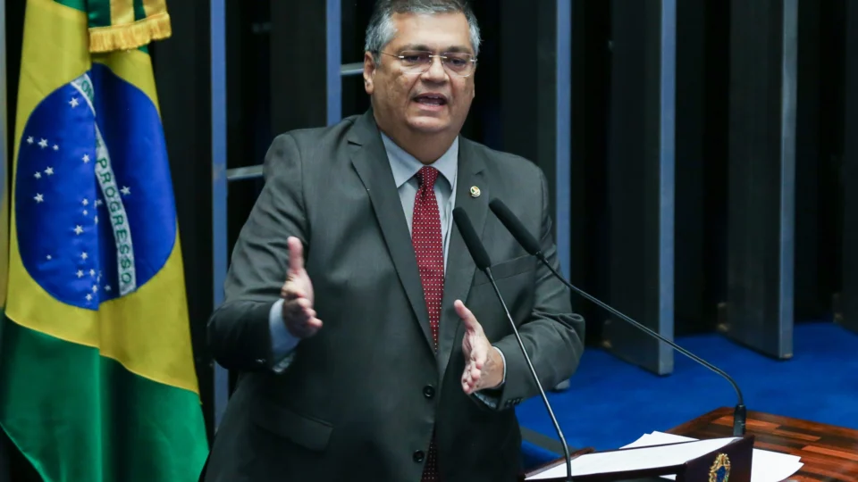 Dino apresenta PEC contra aposentadoria compulsória de juízes e militares