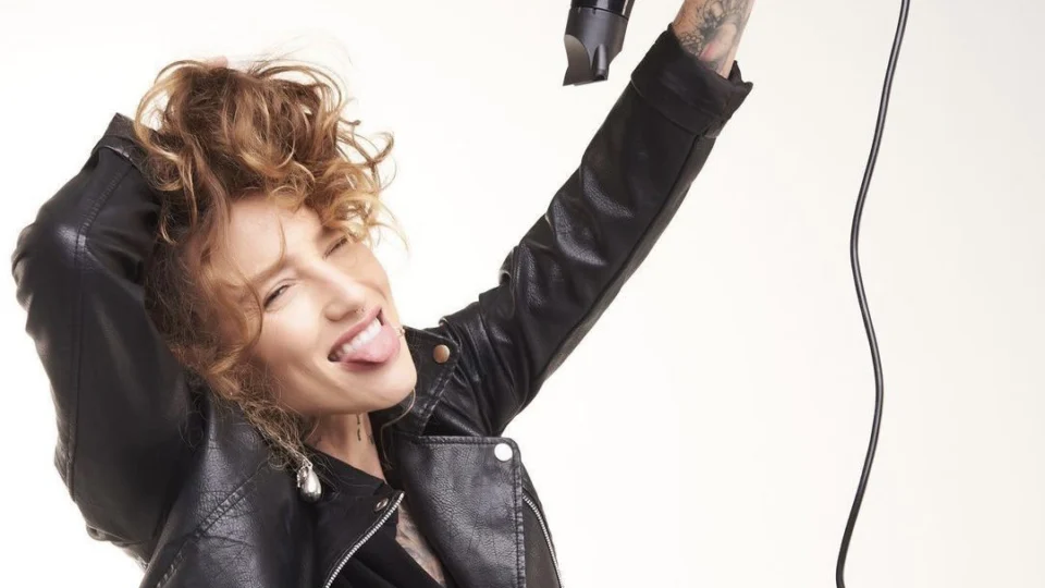 “Há 1 ano e meio, eu estava falida”, revela Gue Oliveira, cabeleireira que teve a vida transformada após vídeo viralizar