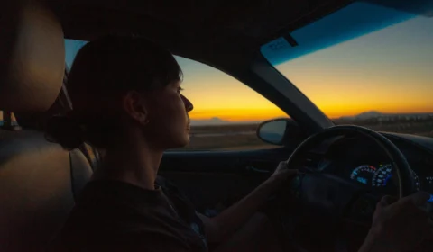 Mulher atropela filho após obrigá-lo a ir para casa a pé nos EUA