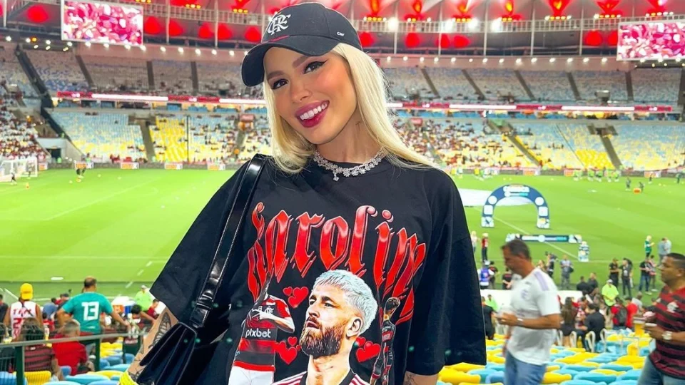 Karoline Lima usa camisa com foto de Léo Pereira, e web reage: ‘Karolino’