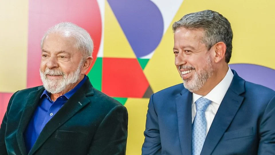 Após discurso duro, Arthur Lira se reúne com presidente Lula