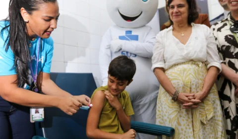 Dengue: Nísia Trindade acompanha o primeiro dia de vacinação no DF