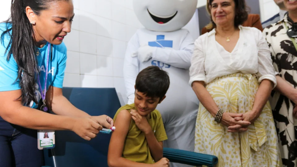 Dengue: Nísia Trindade acompanha o primeiro dia de vacinação no DF