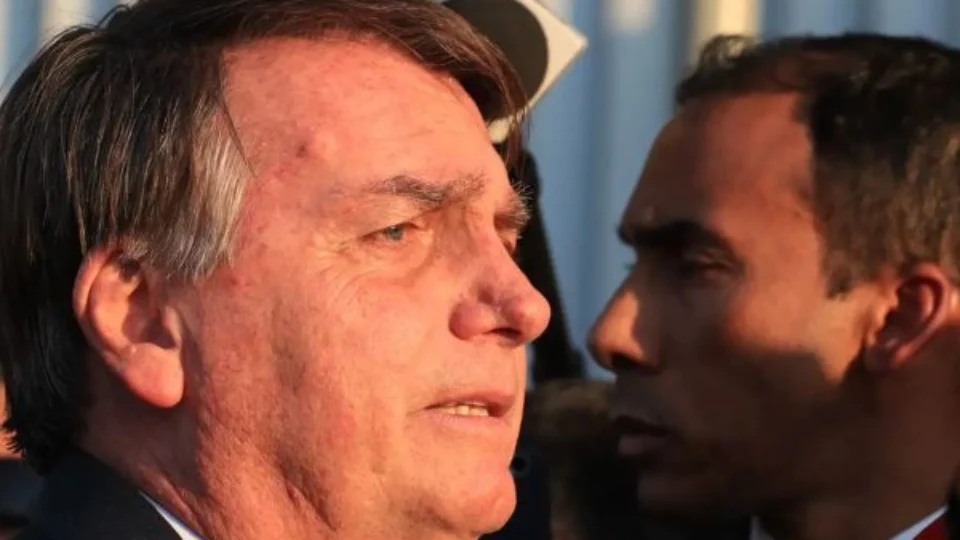 Jair Bolsonaro deve esclarecer “importunação” à baleia jubarte