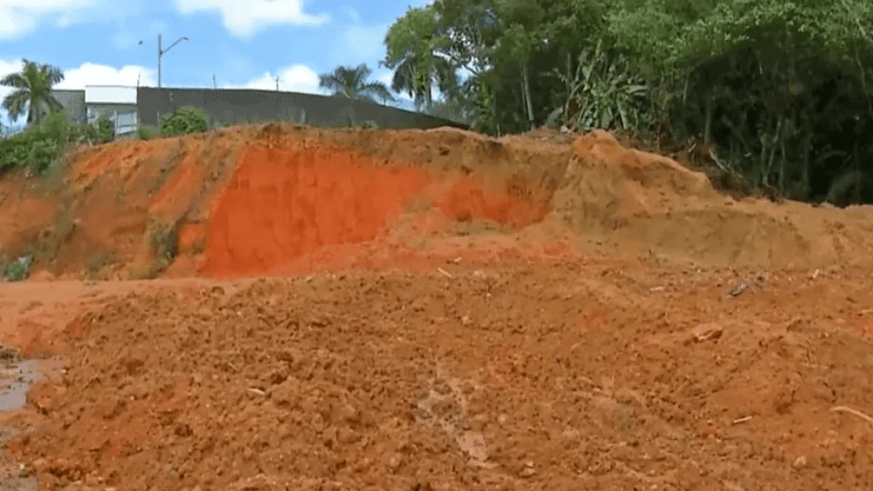 Obra causa assoreamento em igarapé limpo na Zona Oeste de Manaus