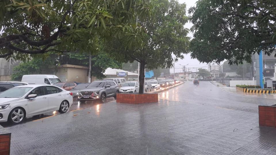 Chuvas em Manaus causam alagações, erosões e rompimento de bueiro