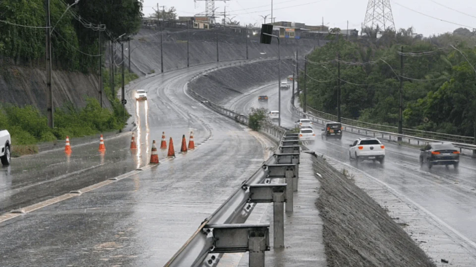 Trecho da avenida das Torres é liberado após queda de barranco
