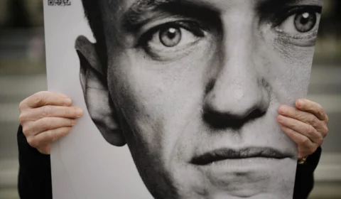 Morre Alexei Navalny, opositor de Putin, em prisão na Rússia