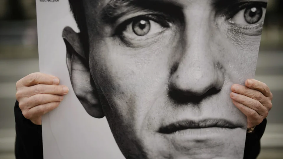 Morre Alexei Navalny, opositor de Putin, em prisão na Rússia