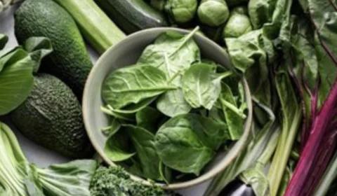 Vegetais verde-escuro: quais são os benefícios e como incluí-los na dieta?